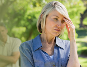 dispute dans un couple, femme triste