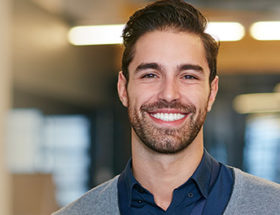 homme avec une barbe de 3 jours