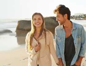 Couple amoureux sur la plage