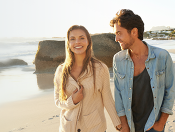 Couple amoureux sur la plage