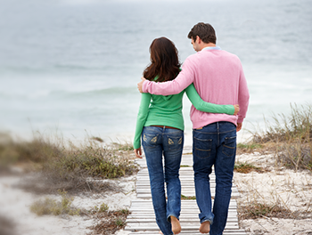 Couple de dos sur la plage