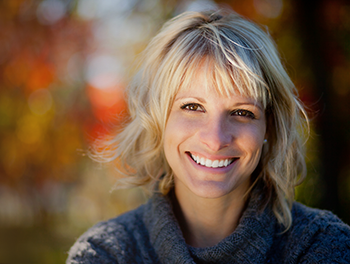 Femme blonde souriante de la quarantaine