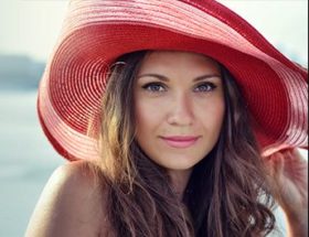 woman with a big red hat