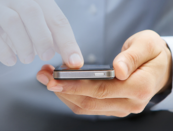 Homme naviguant sur téléphone intelligent